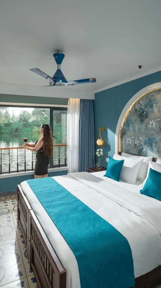 Indigo Suite luxury Kerala houseboat bedroom in Alleppey